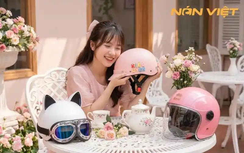 Nón Bảo Hiểm Nữ Cao Cấp - Top Mẫu Đẹp Nhất Và Chính Hãng 2025 1 Các Mẫu Mũ Bảo Hiểm Màu Pastel Với Sticker Dễ Thương Hoặc Tai Mèo Nhỏ