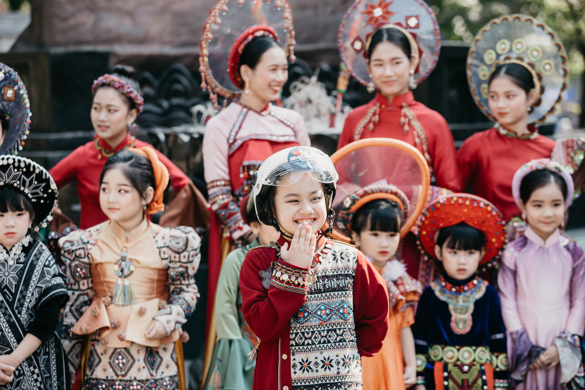 Một cô gái mặc áo dài Tết đội mũ bảo hiểm thời trang